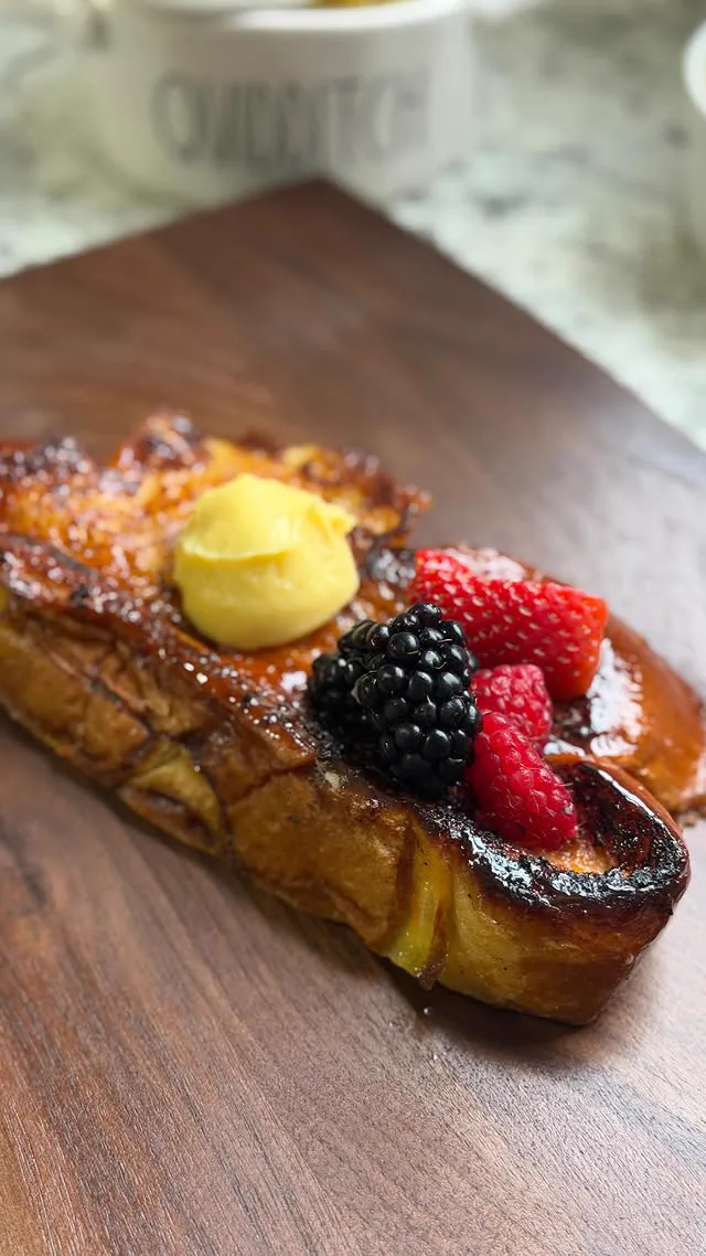 Caramelized French toast with berries and pastry cream